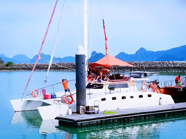 Tropical Charter 20 Seater 帆船